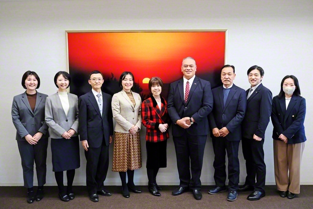 マンギシ大使（右から4人目）と、創大の鈴木学長（同5人目）らが和やかに（17日、創大中央教育棟で）