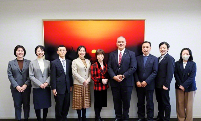 マンギシ大使（右から4人目）と、創大の鈴木学長（同5人目）らが和やかに（17日、創大中央教育棟で）