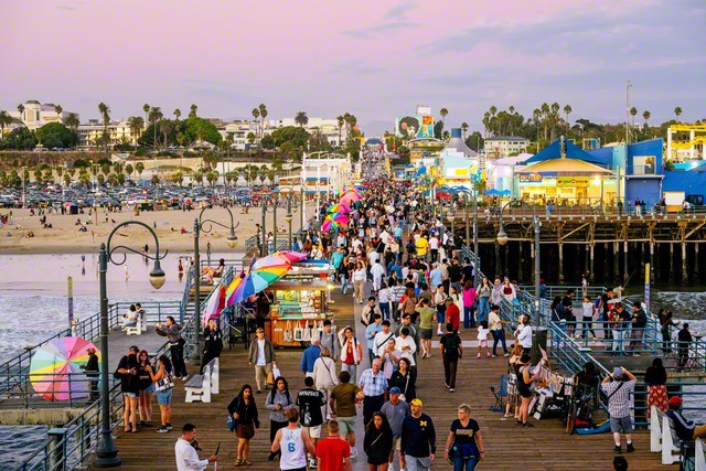 街のシンボルであるサンタモニカ・ピア（桟橋）。建設から100年以上がたった今も住民に愛され続ける場所である