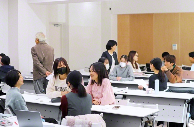 創大の教育学部・児童教育学科で行われた講義の一こま。学生たちがグループごとに、教師の関わり方や子ども観を巡って語り合う（今月4日）
