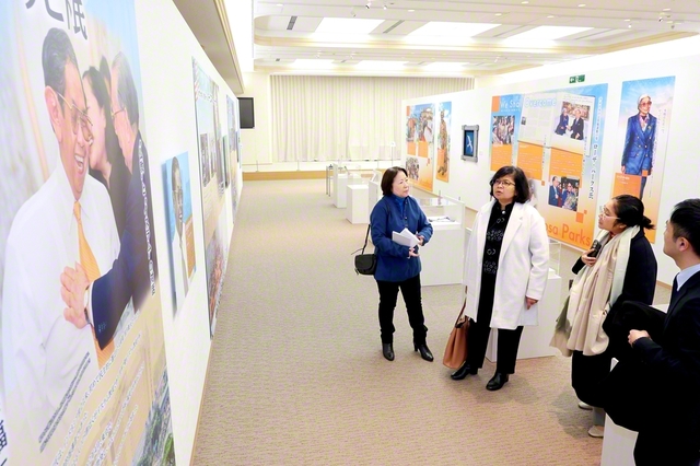 インドネシア共和国のマリア・レナタ・フタガルン駐日臨時代理大使（左から2人目）らが特別展示を見学（創価文化センターで）