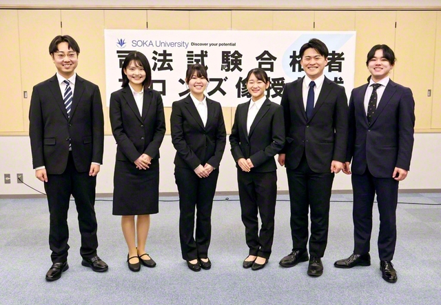 司法試験に合格した友（創大本部棟で）