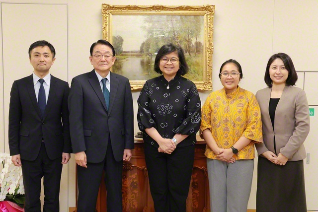 インドネシア共和国のマリア・レナタ・フタガルン駐日臨時代理大使（写真中央）らが記念のカメラに