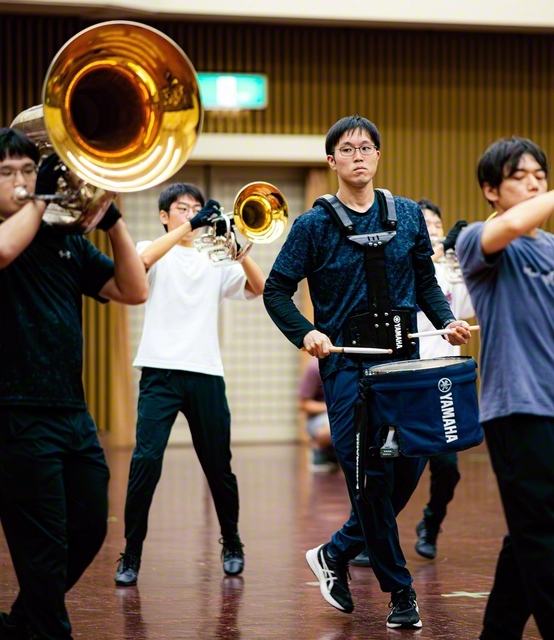 「練習には自分との戦いに勝って臨む」と広将さん（左から3人目）。マーチングバンド「創価関西Joshoサウンズ」でスネアドラムを担当する