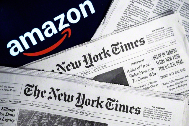 米国のニューヨークタイムズ紙とアマゾン社のロゴ。今年5月、ニューヨークタイムズは、自社の編集コンテンツをアマゾン・ドット・コムのAIプラットフォームで利用可能にするライセンスの供与で同社と合意した＝AFP時事