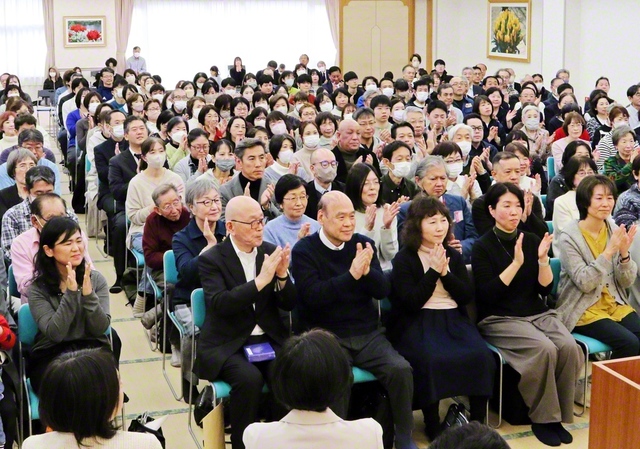 誉れの同志と共に前進する多摩池田総区。少年少女部のアポロ合唱団の歌声が総会を飾った（稲城文化会館で）