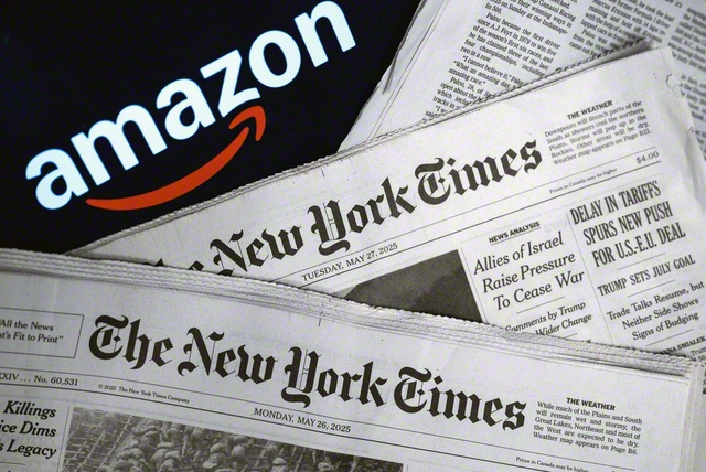 米国のニューヨークタイムズ紙とアマゾン社のロゴ。今年5月、ニューヨークタイムズは、自社の編集コンテンツをアマゾン・ドット・コムのAIプラットフォームで利用可能にするライセンスの供与で同社と合意した＝AFP時事