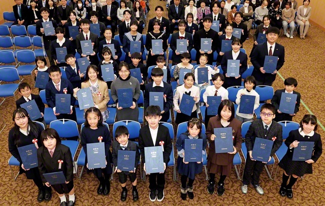 合同表彰式に参加した受賞者が元気いっぱいに記念のカメラに（世界聖教会館内の言論会館で）