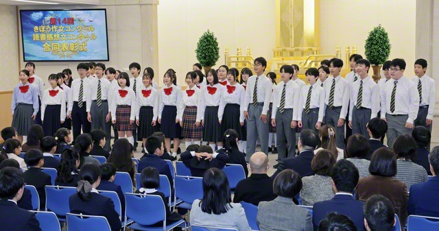 合唱する富士中学生合唱団