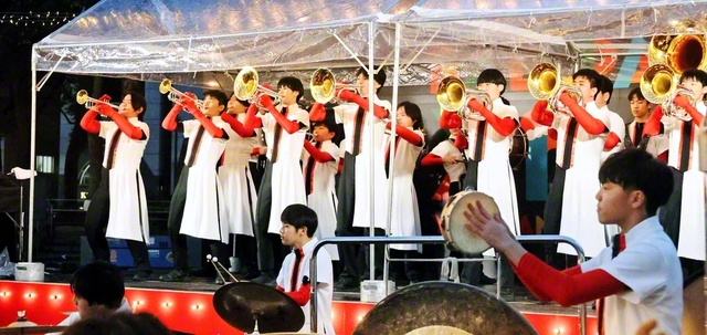 希望の音色を届けた音楽隊の創価ルネサンスバンガード・ジュニア（横浜市内で）