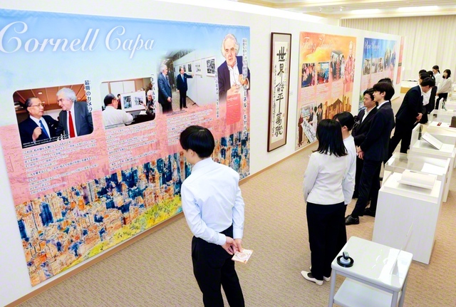 創価文化センターの特別展示「平和への王道」。来場者が真剣なまなざしを注ぐ