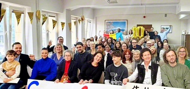 ポーランドの友が誓いのカメラに。席上、青年部の愛唱歌が発表され、歌声を響かせた（11月30日、ポーランド平和会館で）