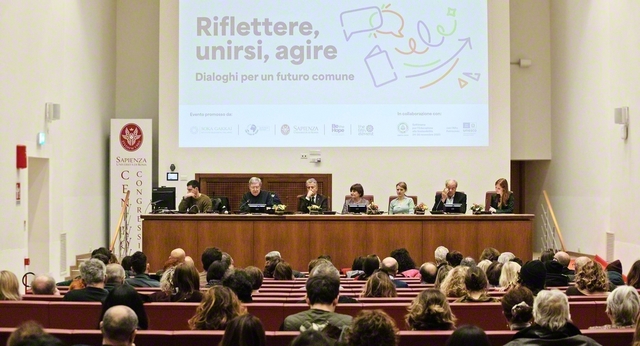 ローマクラブと創価学会の協働プロジェクトの一環で、ローマ・ラ・サピエンツァ大学で行われた行事。人類が直面する危機の打開に向けて、ペッチェイ博士と池田先生が呼びかけた人間革命の理念に立ち返り諸問題解決の方途を議論した