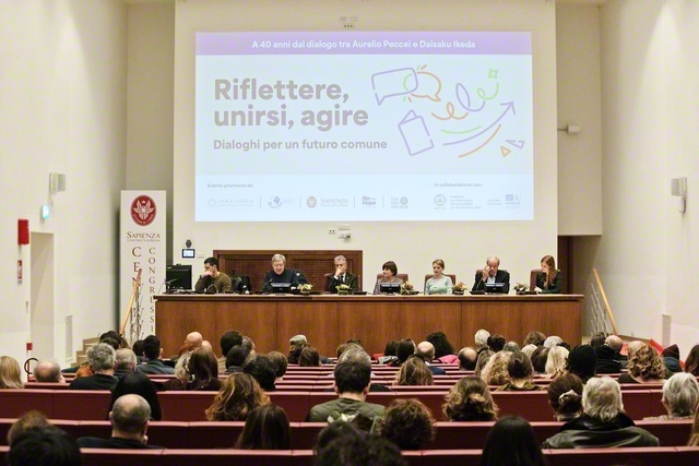 ローマクラブと創価学会の協働プロジェクトの一環で、ローマ・ラ・サピエンツァ大学で行われた行事。人類が直面する危機の打開に向けて、ペッチェイ博士と池田先生が呼びかけた人間革命の理念に立ち返り諸問題解決の方途を議論した