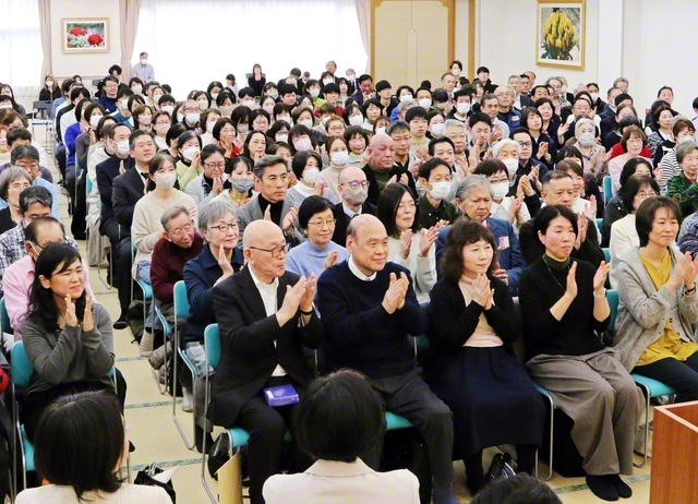 誉れの同志と共に前進する多摩池田総区。少年少女部のアポロ合唱団の歌声が総会を飾った（稲城文化会館で）