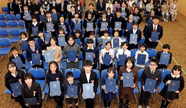 合同表彰式に参加した受賞者が元気いっぱいに記念のカメラに（世界聖教会館内の言論会館で）