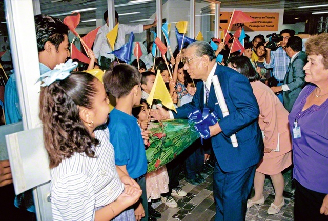 5度目のメキシコ訪問で、ベラクルス国際空港に降り立った池田先生を未来部の友が歓迎する（1996年6月）