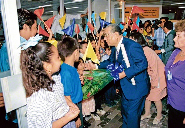 5度目のメキシコ訪問で、ベラクルス国際空港に降り立った池田先生を未来部の友が歓迎する（1996年6月）