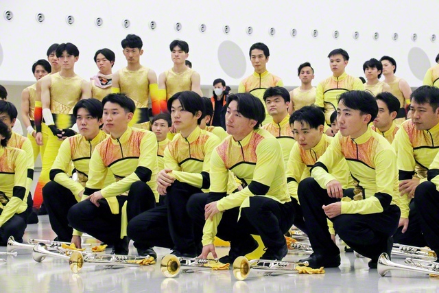 真剣な面持ちの楽団員たちが、講師の話に耳を傾ける