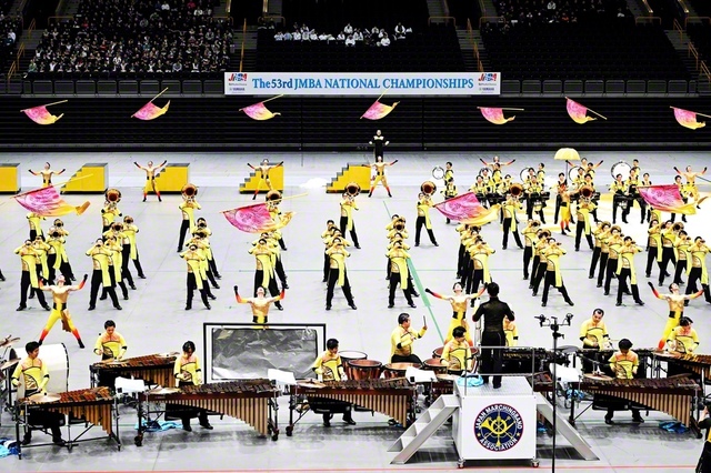 全国大会でのステージ。「Solaris　～雨空の彼方に～」をテーマに、太陽のごとく輝く「人生の栄光」を目指し、どんな苦難にも毅然と立ち向かう模様を表現した（7日、さいたま市内で）