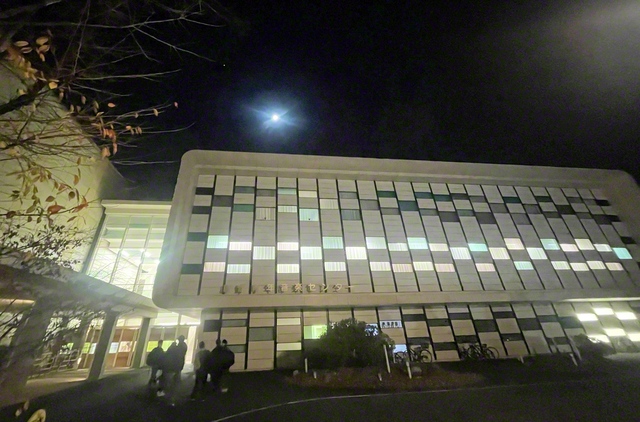 皓々（こうこう）と輝く月が、メンバーを優しく照らしていた