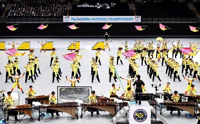 全国大会でのステージ。「Solaris　～雨空の彼方に～」をテーマに、太陽のごとく輝く「人生の栄光」を目指し、どんな苦難にも毅然と立ち向かう模様を表現した（7日、さいたま市内で）