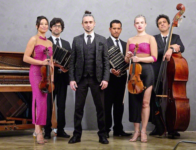 バジェ氏（左から3人目）が率いる六重奏団「パブロ・バジェ・セステート」