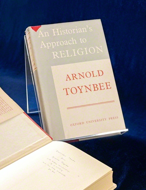 追加展示された、トインビー博士から贈られた書籍。池田先生への献辞が記されている