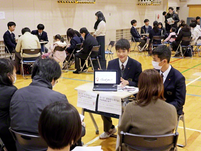 探究学習の成果を発表する東京・創価中の生徒（今年1月）