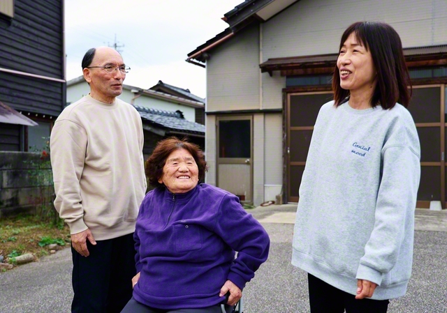 「どこに行っても同志に恵まれて」と若林さん㊨。義母・貞子さん㊥はデイサービスで新しい友人をつくり、夫・幸雄さんは昨年から異動で金沢へ。間もなく震災から2年。それぞれ変化がある