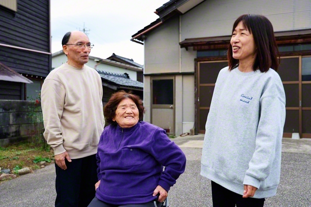 「どこに行っても同志に恵まれて」と若林さん㊨。義母・貞子さん㊥はデイサービスで新しい友人をつくり、夫・幸雄さんは昨年から異動で金沢へ。間もなく震災から2年。それぞれ変化がある