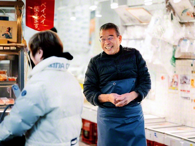 値段を抑えながらも、いかに良質な鮮魚を提供できるか。「そこに魚屋の色が出る」と寺坂さん。マダイを眺める客に「塩焼きもいいし、かぶと煮も最高だよ」とアドバイスを添える