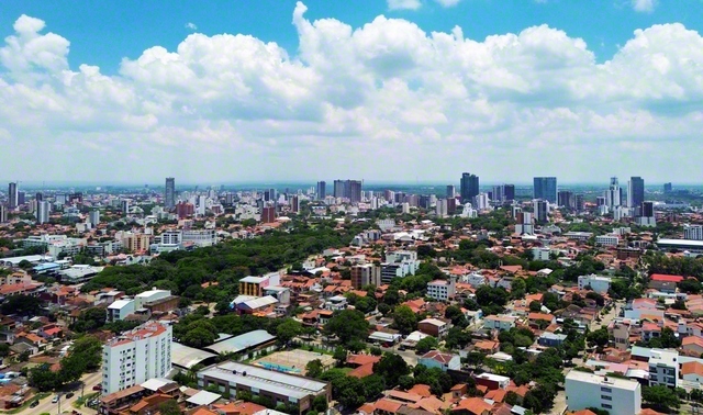 ボリビアの経済の中心地であり、各都市への経由地として栄えるサンタクルス。れんが造りの建物と自然の緑が広がり、奥には高層ビルが立つ