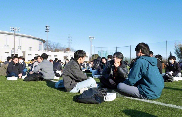 全国学生部大会にて、広布のロマンを語り合った“青空座談会”（3月、東京・八王子市の創価大学で）