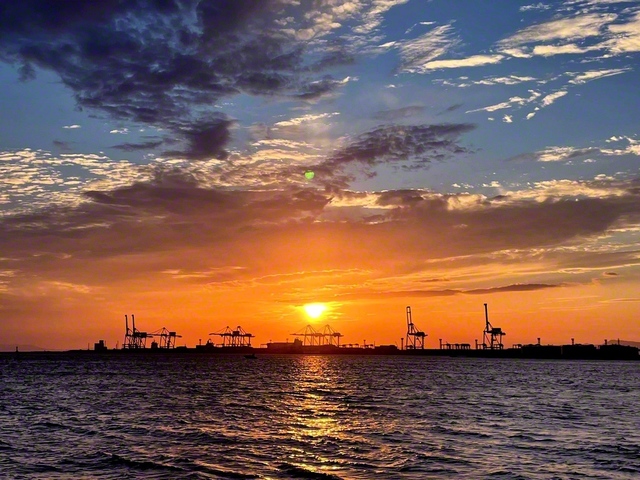 ガントリークレーン群に沈む夕陽