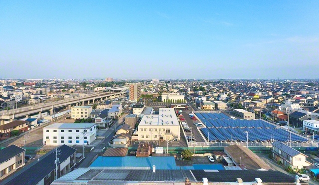 JR両毛線と東武伊勢崎線が通る、伊勢崎駅周辺の町並み。約135年前に開業した駅は、特産品である織物の輸送に貢献した©sorakara/PIXTA