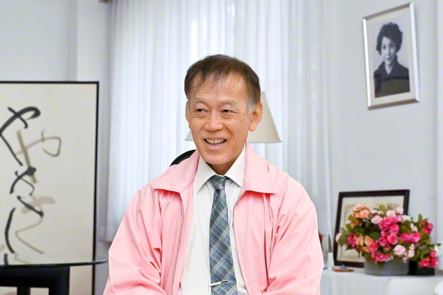 うめつ・けんいち　1959年、福島県生まれ。東北大学在学中に宮城まり子さんの著書と出合い、「ねむの木学園」の教育理念と取り組みに共鳴。卒業後の81年、同学園の職員に。約40年にわたり、まり子さんのもとで障がい児教育に携わる。2020年に学校法人ねむの木学園理事長、特別支援学校ねむの木校長に就任