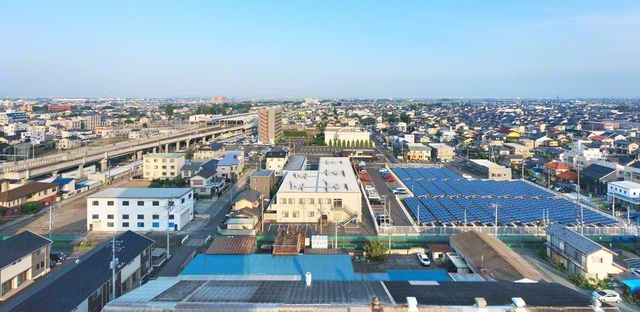 JR両毛線と東武伊勢崎線が通る、伊勢崎駅周辺の町並み。約135年前に開業した駅は、特産品である織物の輸送に貢献した　©sorakara/PIXTA