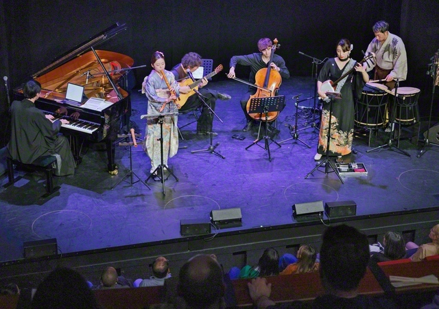 パリで行われた民音の海外派遣公演。日仏両国の演奏家による友情のステージに、大きな拍手が送られた（9日、エッフェル塔劇場で）