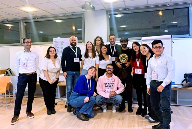 アムネスティ・インターナショナルとSGIが主催したワークショップの参加者らが記念のカメラに