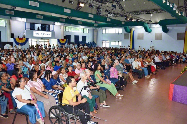 パナマの「信心の王者・女王グループ」の友が意気高く（パナマ文化会館で）