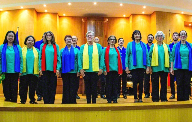 壮年・婦人部の合唱団「創価アンサンブル」が心温まる歌声を響かせた（ベネズエラ文化会館で）