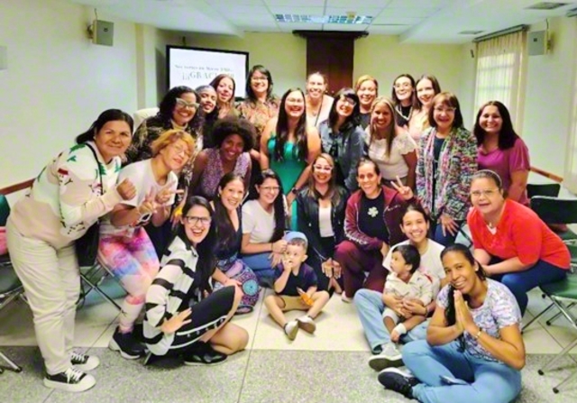 ベネズエラのヤングミセスの友が師弟の誓いにあふれて（ベネズエラ文化会館で）