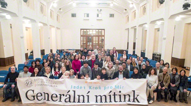 麗しき創価家族の絆で前進するチェコの友らが誓いのカメラに（11月30日、首都プラハで）