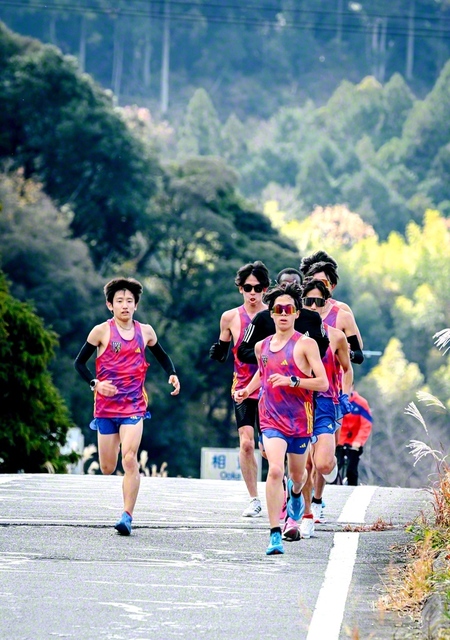 悲願の初出場から10年を経て、次なるステージへ――今月上旬に行われた最終合宿では、山口選手（左端）、小池選手（右手前）ら全選手が全力で練習に励んだ（9日、静岡・島田市内で）