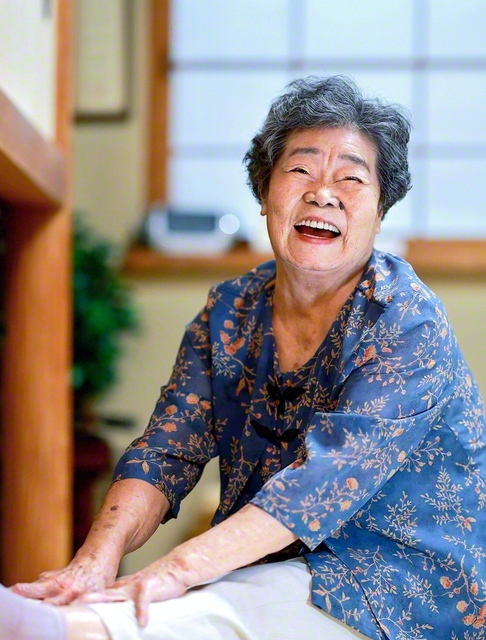 題目はつらつ。笑顔はつらつ。下西さんは週6日、自転車でプールへ通い、1時間ほど元気に歩く。好物は「肉」と即答。ステーキ600グラムをペロリと平らげ、「腹が減るんじゃけえ、しょうがない」。悠々自適に日々を彩る