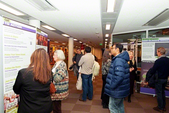 スウェーデンの「Act　for　Tomorrow」展。期間中、多くの大学関係者や学生、市民らが訪れ、核兵器の人道的影響や気候への影響等に関する展示を見学した（ストックホルム大学で）