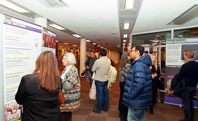 スウェーデンの「Act　for　Tomorrow」展。期間中、多くの大学関係者や学生、市民らが訪れ、核兵器の人道的影響や気候への影響等に関する展示を見学した（ストックホルム大学で）