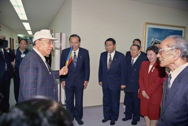 徳島文化会館を初めて訪れた池田先生が、榎本徳一さん（右端）をはじめ四国のリーダーを激励（1994年12月3日）