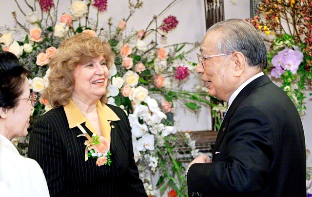 笑顔で語り合う池田先生ご夫妻とジュロヴァ博士。先生と博士は4度会見し、人類の諸問題解決のための対話を重ねた（2006年3月、東京・創価大学で）